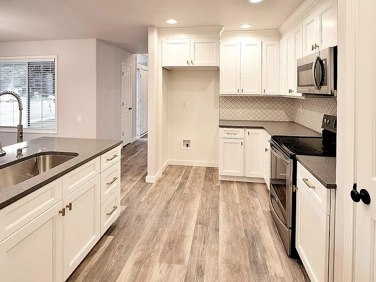 2340 N Warwick Ave — Photo 13