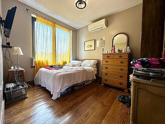 5th image of 865 Willoughby Ave APT 6G