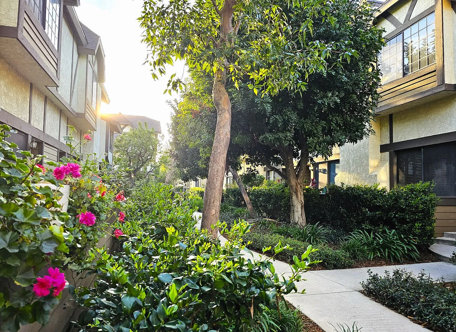 Luxurious 2 Bdr, 2.5 Bath Townhome in Chatsworth, for only $3,100 / Month! — Photo 3