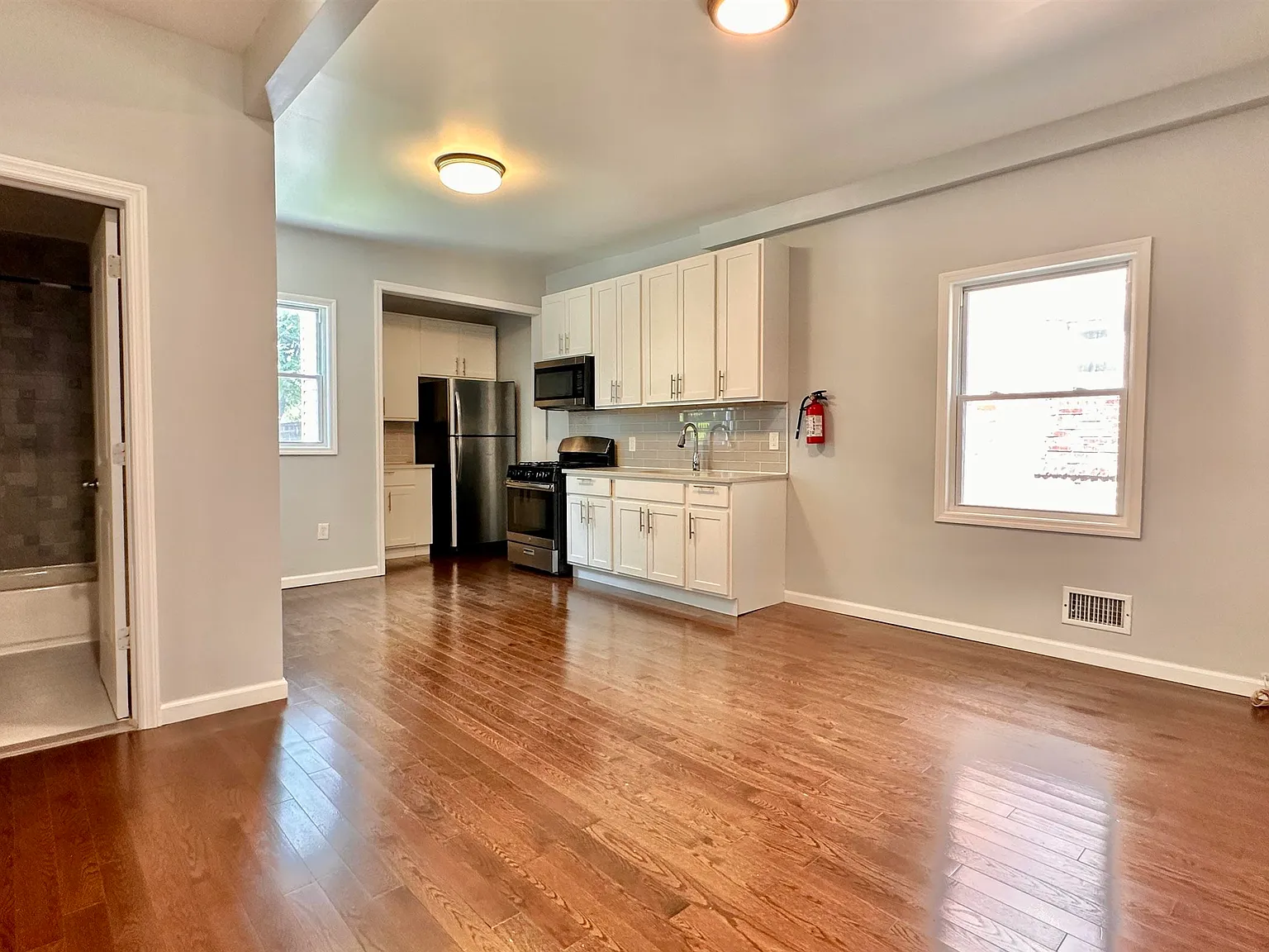 2 bed, 2.0 bath, 1200 sqft, $2,400 — Photo 2