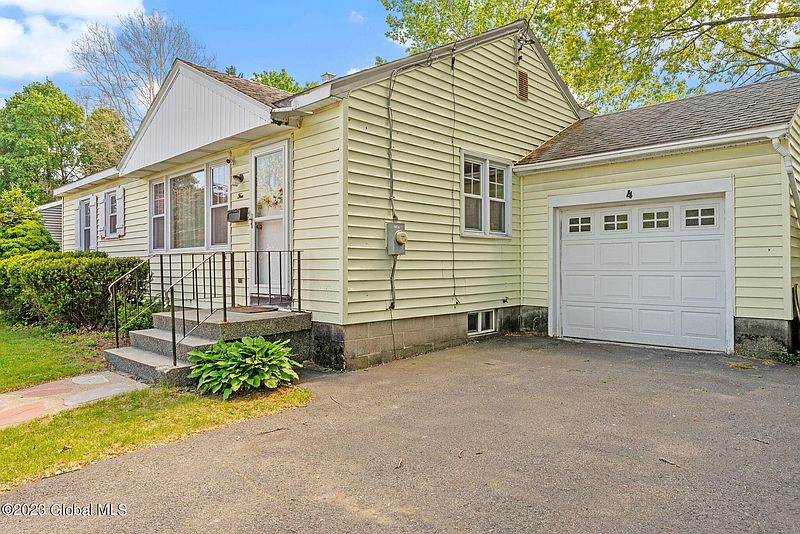 3rd image of 4 Oakwood Drive
