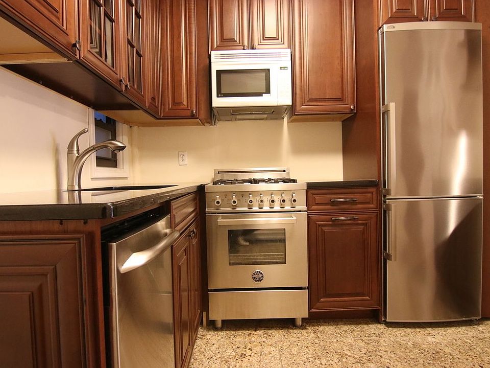 2nd image of 661 Washington St APT 3RN