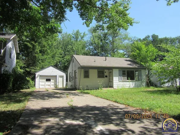 2320 SW 26th Dr, Topeka, KS 66611