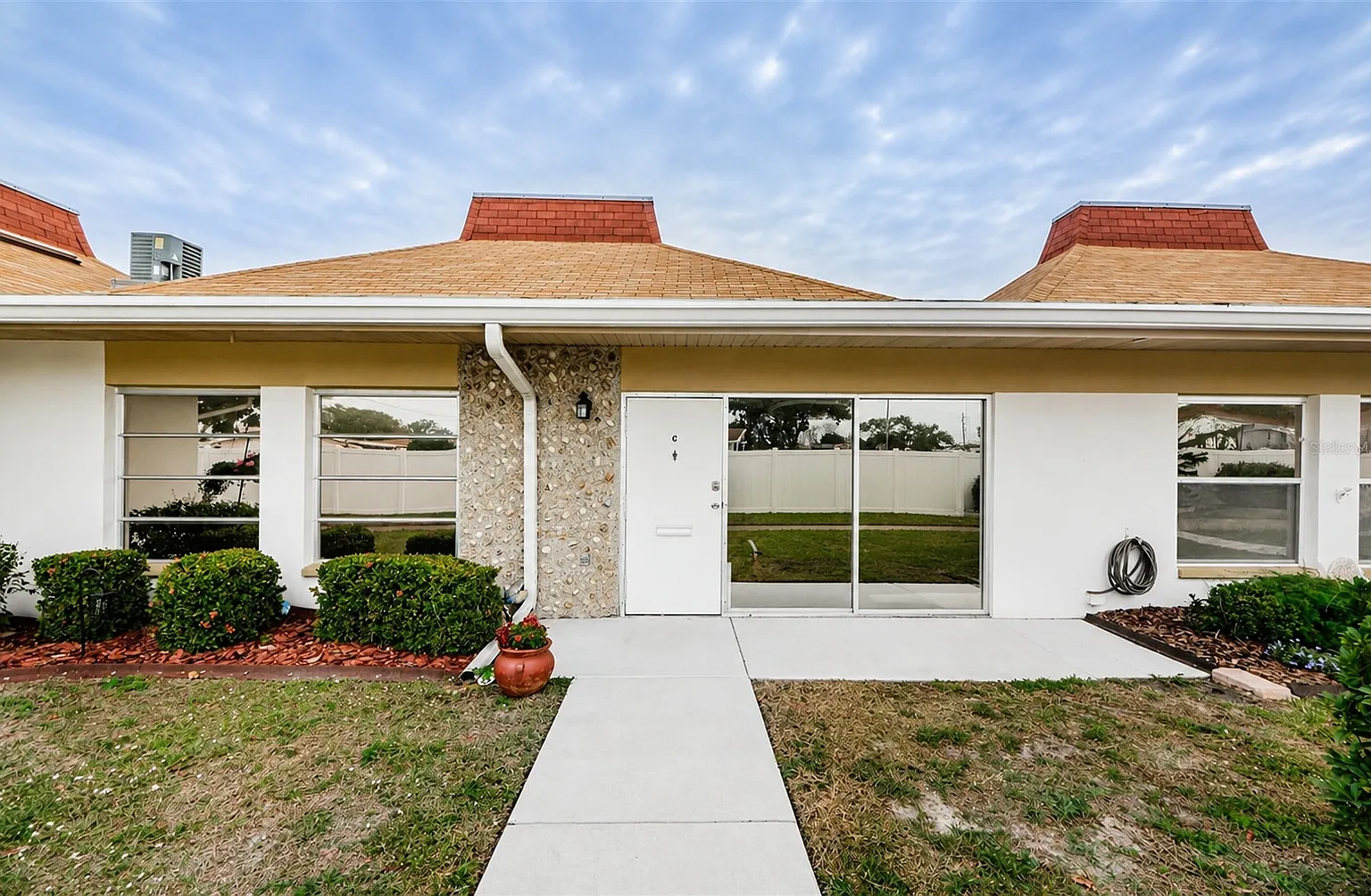 2 bed, 1.5 bath, 825 sqft, $1,600 — Photo 1
