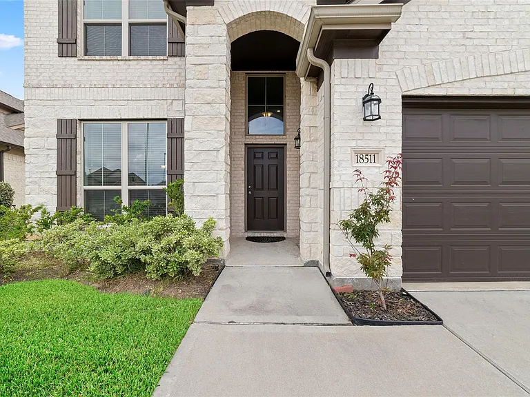 18511 Grand Spanish Oak Ct — Photo 2
