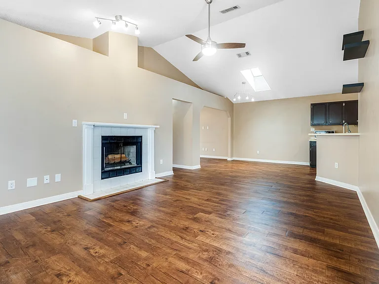 2060 Cambridge Cir — Photo 2