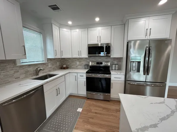 250 11th St, Bethpage, NY 11714
