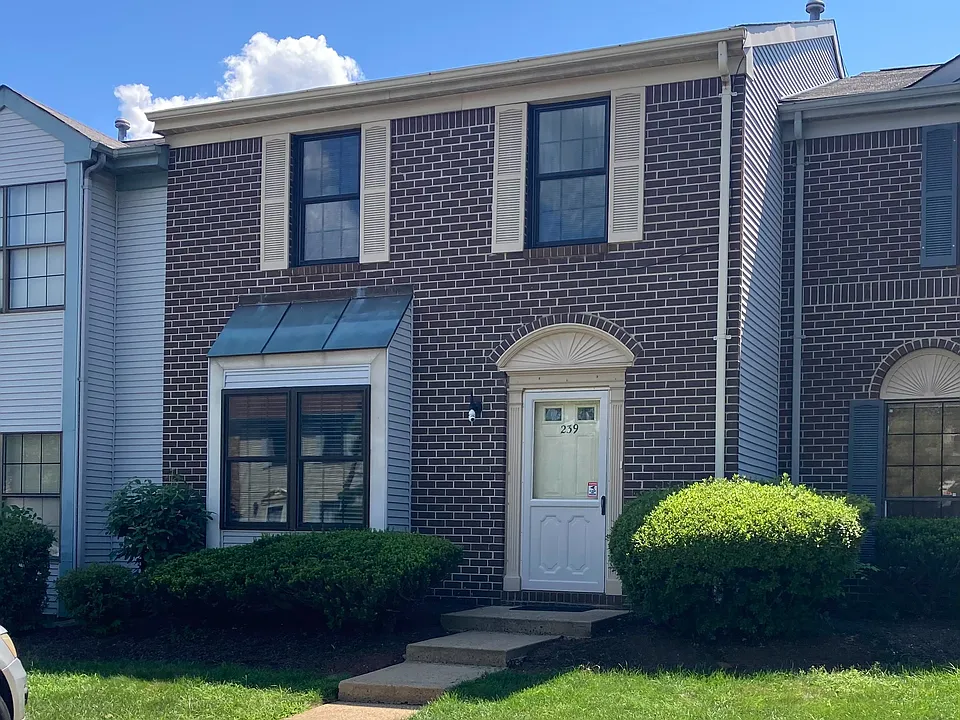 239 Hampshire Ct