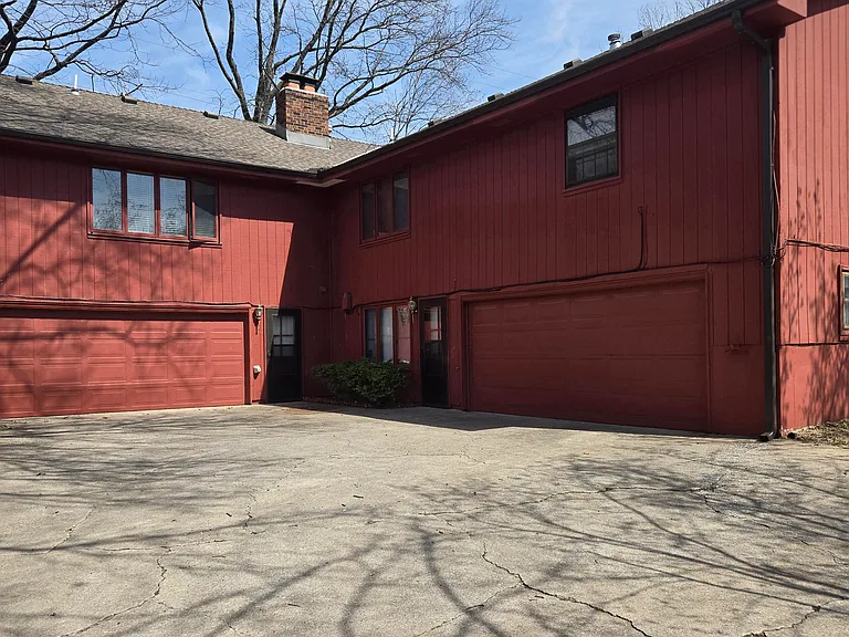 5900 Larson Ave — Photo 2