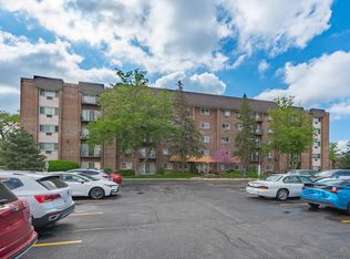 10353 Dearlove Rd APT 3A, Glenview, IL 60025