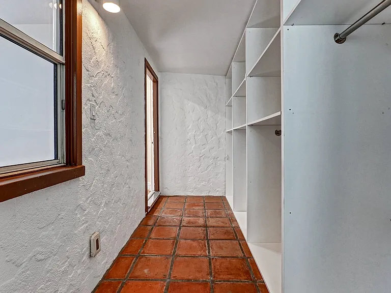 15340 Cohasset St — Photo 13