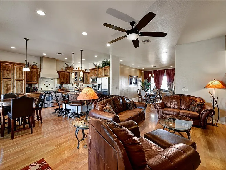 412 E Yearling Rd — Photo 21