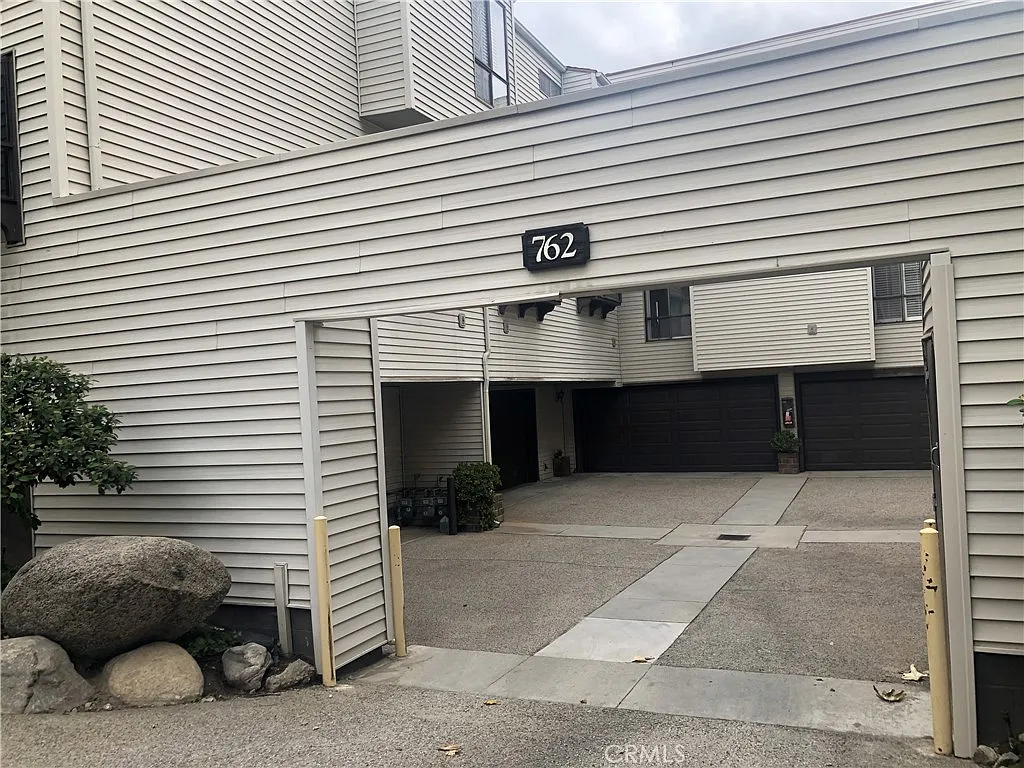 2 bed, 2.5 bath, 1163 sqft, $3,200 — Photo 3