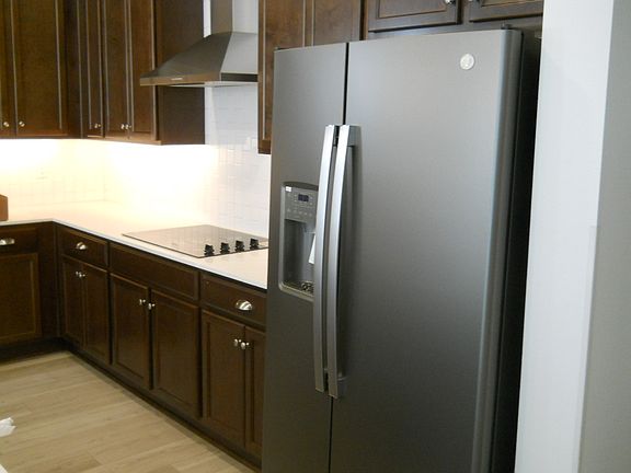4th image of 743 Holly Ave