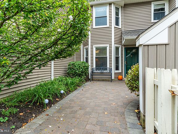 2nd image of 1561 Applewood Cir