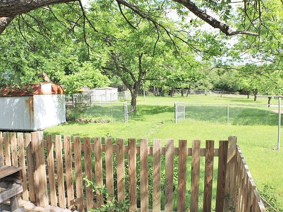 4th image of 703 Shady Ln
