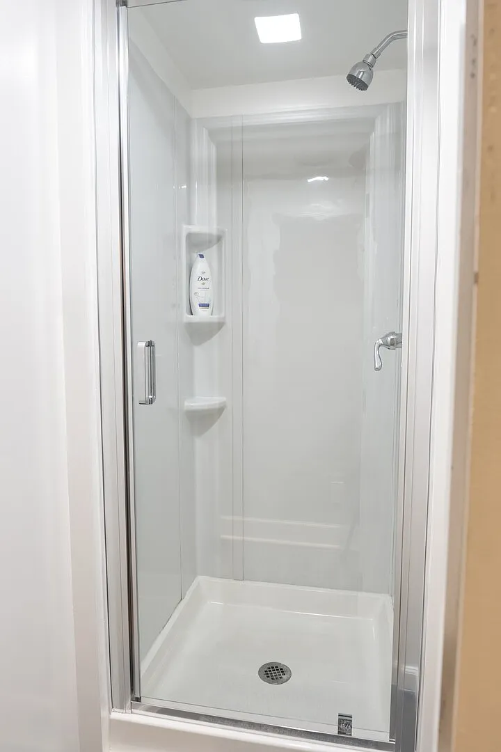 Beautiful one bedroom English basement with high ceiling on Capitol — Photo 3