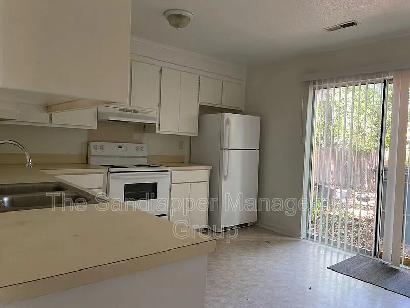 3 bed, 1.5 bath, 1210 sqft, $1,900 — Photo 3