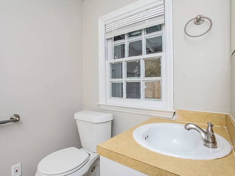 5012_027_main_bathroom_13160399.jpg