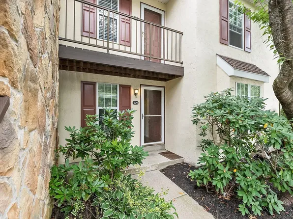109 Valley Stream Cir, Chesterbrook, PA 19087