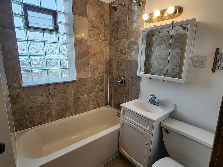 2404 W Superior St #3E — Photo 8