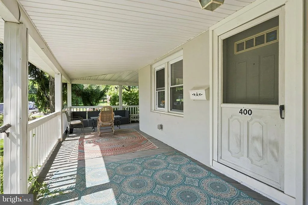 3 bed, 2.0 bath, 1344 sqft, $3,000 — Photo 3