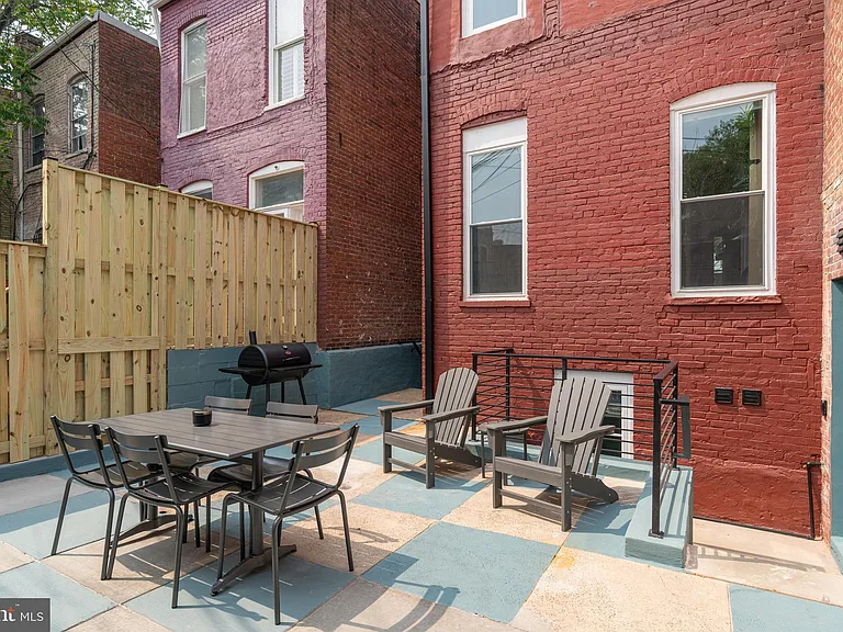 711 G St SE — Photo 41