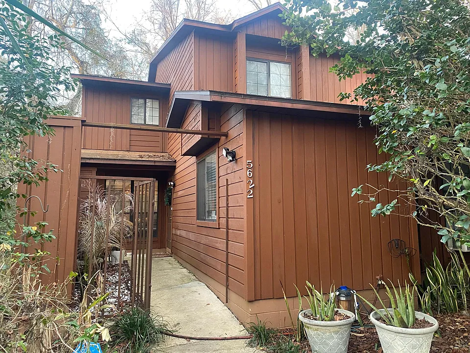 5622 SW 8th Pl