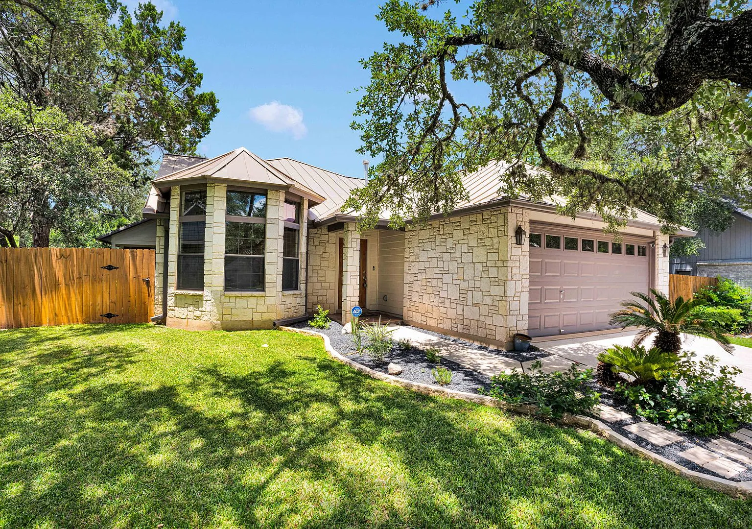 Charming Home in Castle Hills Forest — Photo 2