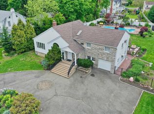 2525 Beverly Rd, Merrick, NY 11566