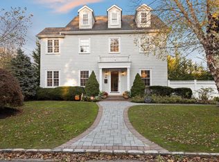 16 Apple St, Syosset, NY 11791