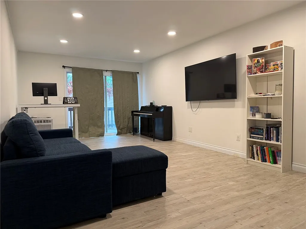 1 bed, 700 sqft, $2,800 — Photo 2