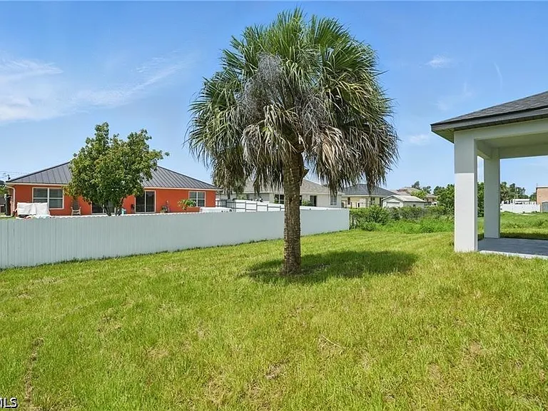472 Rajah St — Photo 24