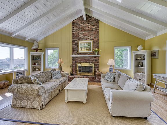 3rd image of 715 Willow Terrace Ln