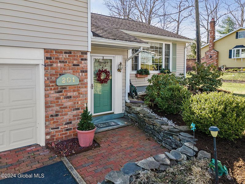 4th image of 201 Grandview Drive