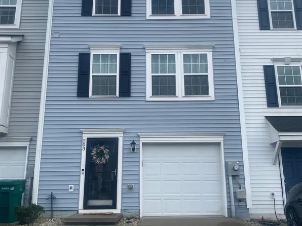 203 Queensbury Ct, White Hall, WV 26554