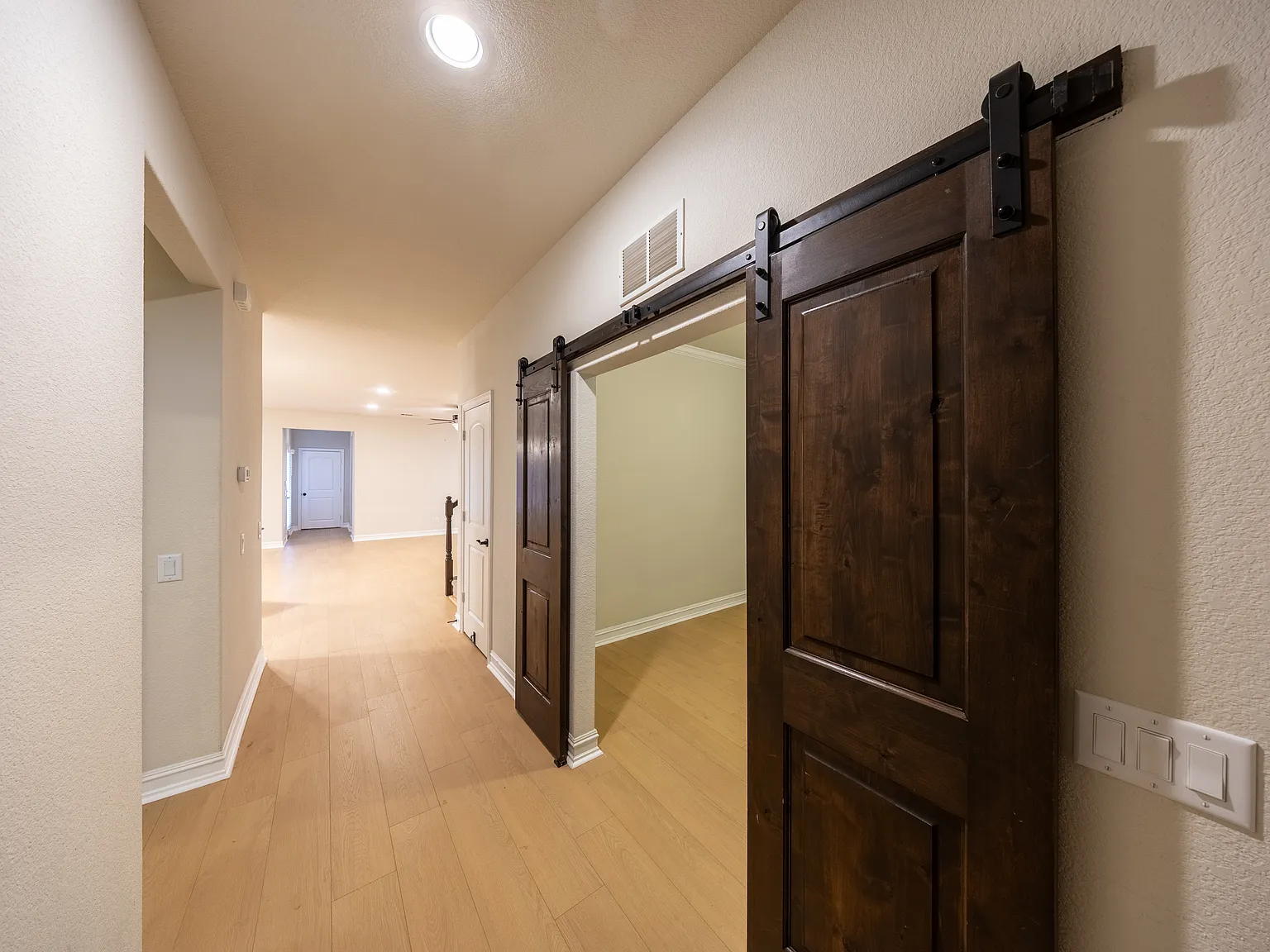 4 bed, 2512 sqft, $2,800 — Photo 4