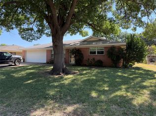 1221 Wade Hampton St, Benbrook, TX 76126