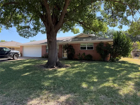 1221 Wade Hampton St, Benbrook, TX 76126