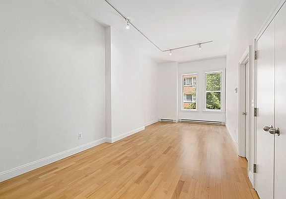 3rd image of 38 W 71st St APT 3F