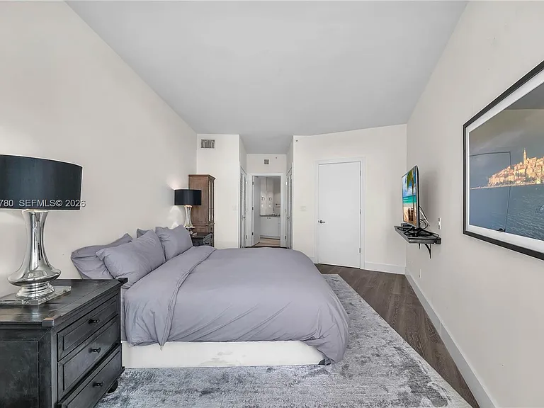 300 S Pointe Dr #809 — Photo 16