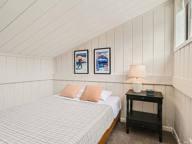 3rd Floor Queen bed