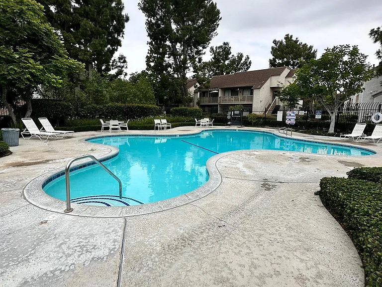 10551 Lakeside Dr S — Photo 46