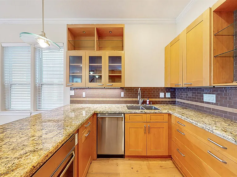 2104 State St — Photo 12