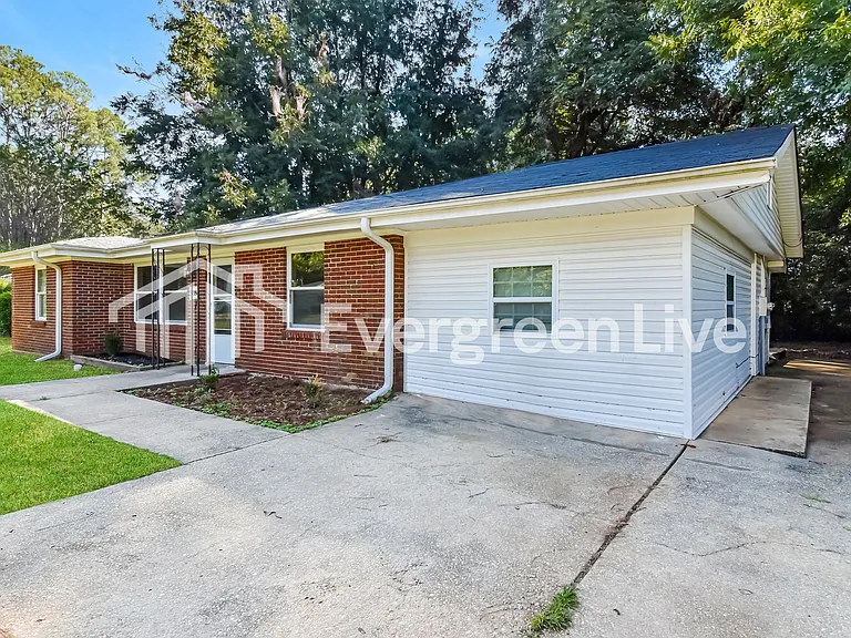 3708 Honeysuckle Rd — Photo 3