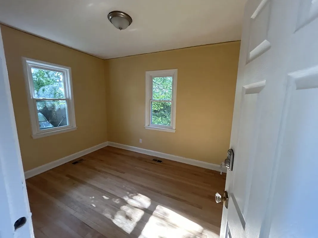 7 bed, 2.0 bath, 400 sqft, $1,000 — Photo 4