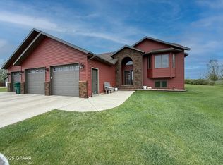 1609 15th Ave NE, Grand Forks, ND 58201