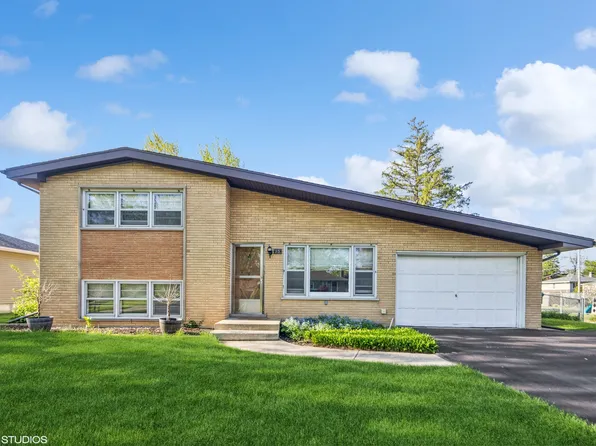 15 W 56th St, Westmont, IL 60559