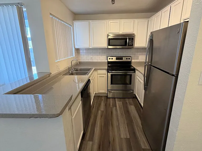 4145 N Longview Ave — Photo 2