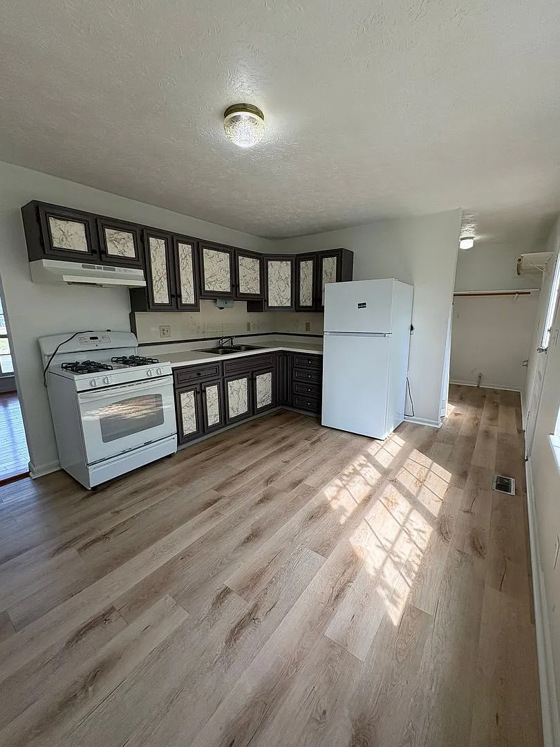 3 bedroom home on south side. — Photo 3